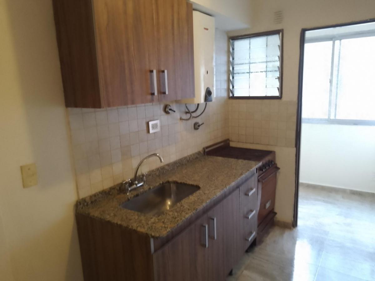 Foto de DEPARTAMENTO 2 AMBIENTES EN ZONA RESIDENCIAL A 1 CUADRA DE ESTACION, imagen 3