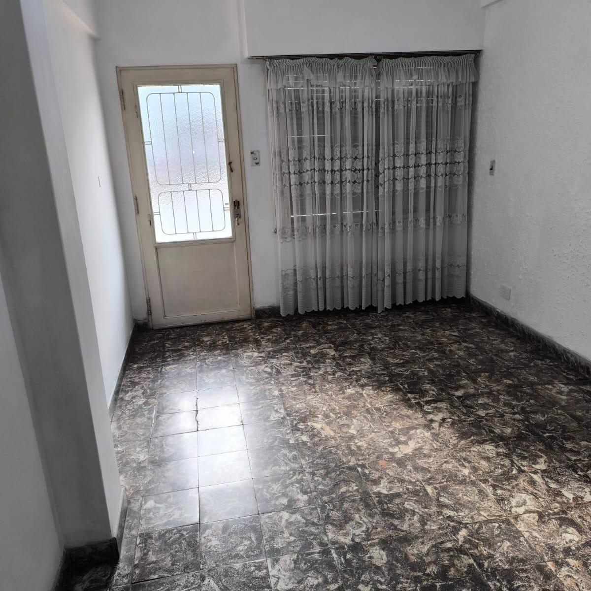 DEPARTAMENTO PH DE 3 AMBIENTES EN PLANTA BAJA AL FRENTE CON ENTRADA INDEPENDIENTE