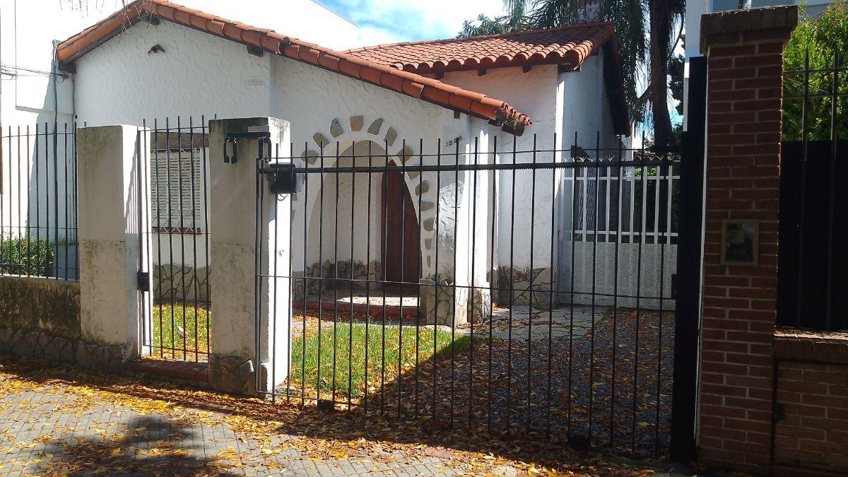 CHALET EN INMEJORABLE ZONA RESIDENCIAL DE BANFIELD OESTE