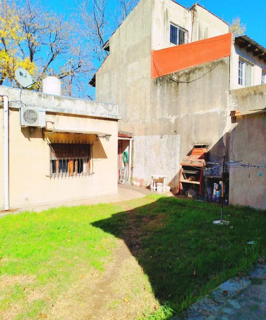 CASA EN ESQUINA DE LUGANO Y PEDERNERA EN LOMAS DE ZAMORA 4