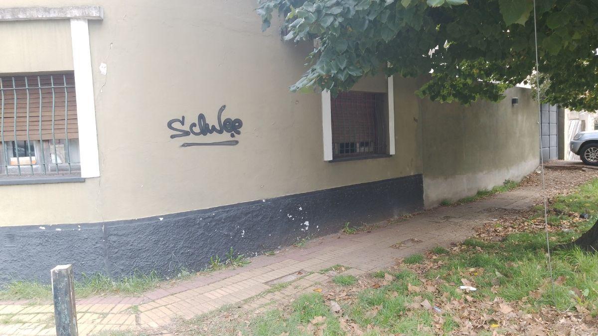 CASA EN ESQUINA DE LUGANO Y PEDERNERA EN LOMAS DE ZAMORA