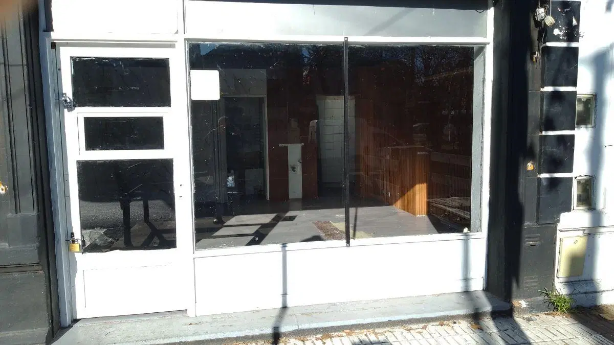 LOCAL EN ZONA COMERCIAL DE BANFIELD OESTE A 1 CUADRA DE AV. HIPOLITO YRIGOYEN 4