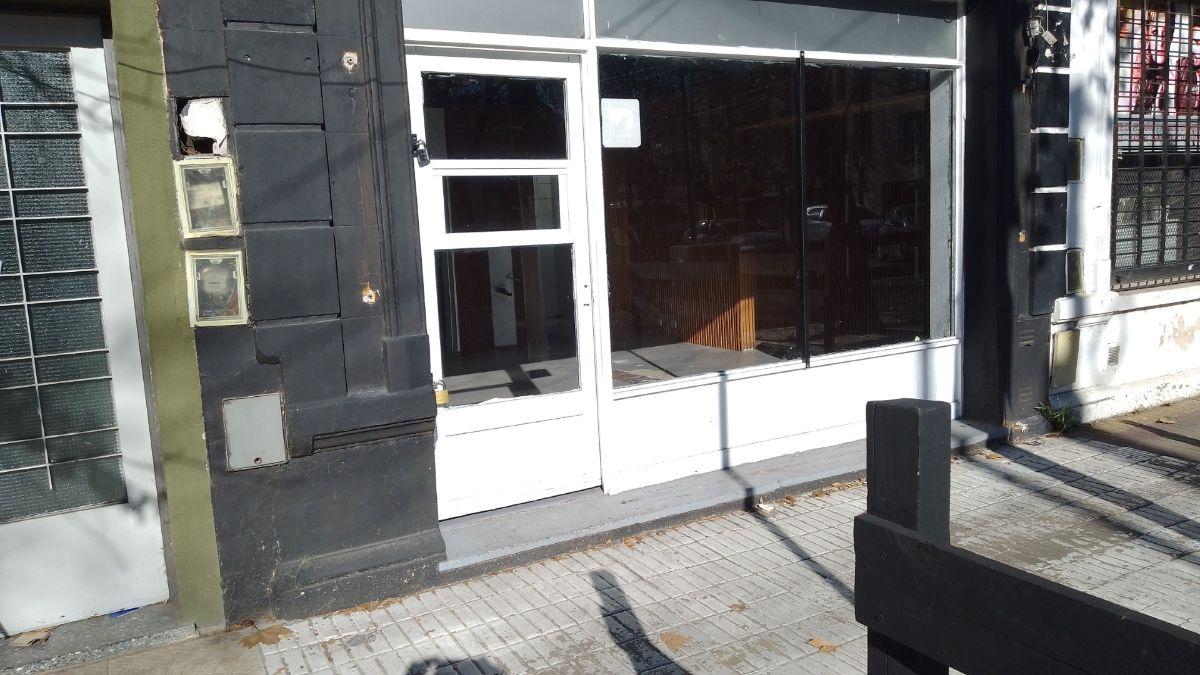 LOCAL EN ZONA COMERCIAL DE BANFIELD OESTE A 1 CUADRA DE AV. HIPOLITO YRIGOYEN