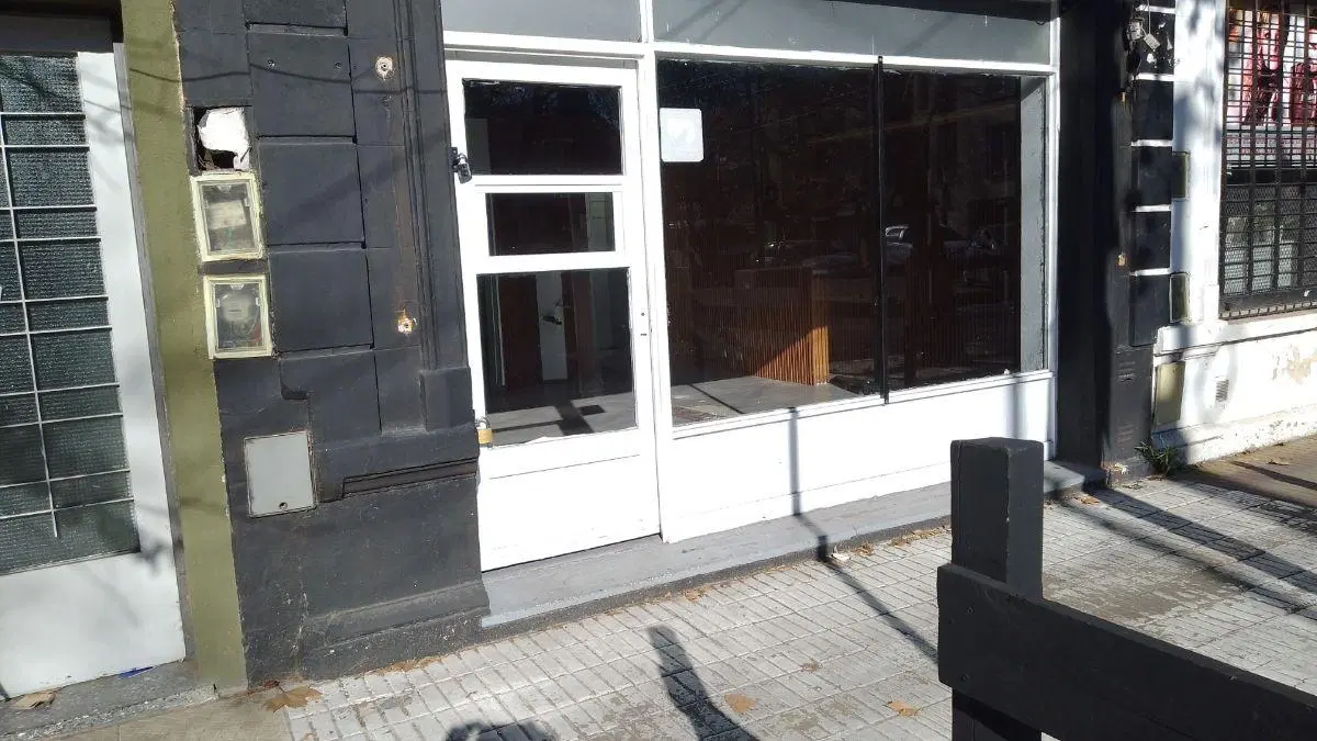 LOCAL EN ZONA COMERCIAL DE BANFIELD OESTE A 1 CUADRA DE AV. HIPOLITO YRIGOYEN 1