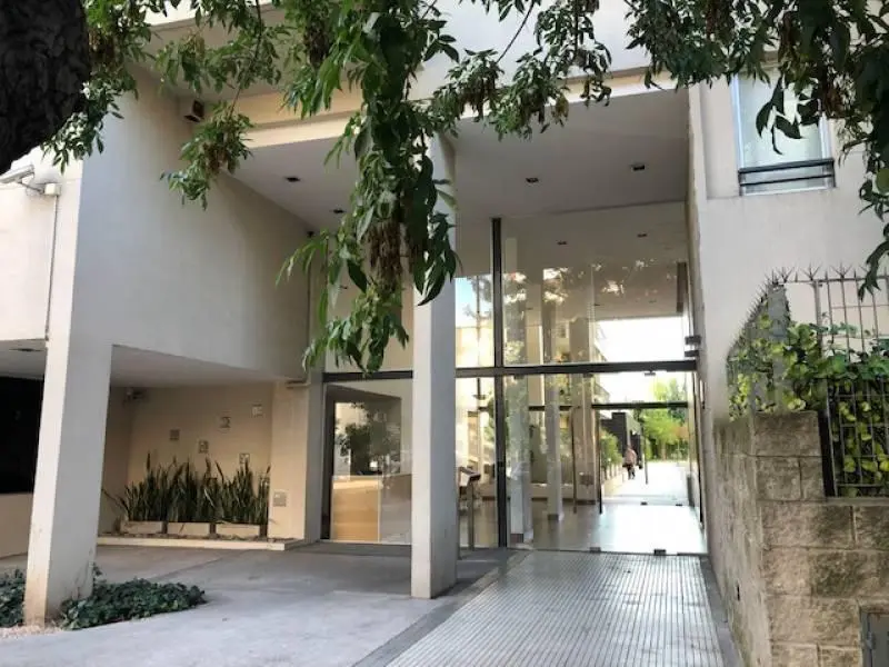 Alquiler amplio monoambiente con cochera fija y amenities en Villa Urquiza 3