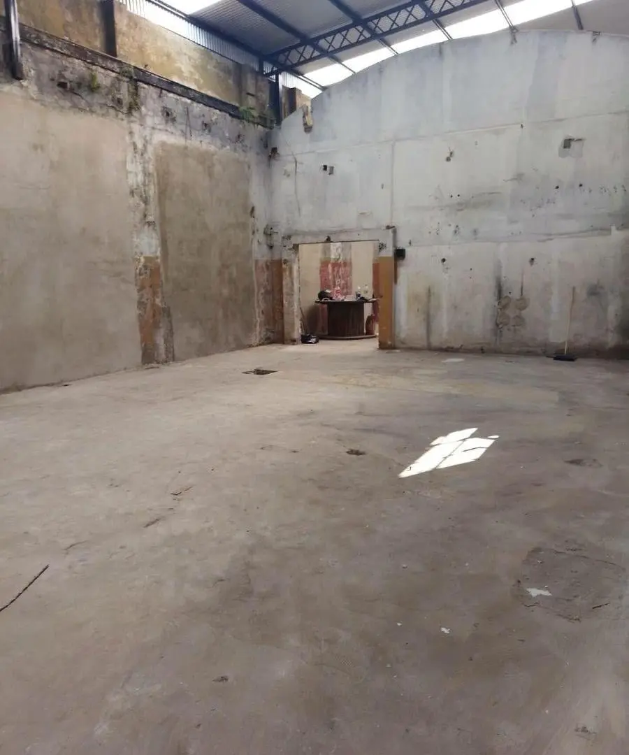 ALQUILER – IMPORTANTE GALPÓN DE 775 M2 – CASEROS 8