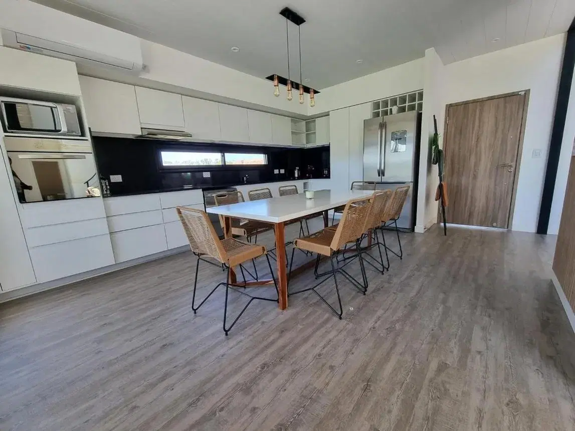 VENTA – IMPRESIONANTE CASA 6 AMBIENTES C/PISCINA – LOTE DE 1.274 M2 4