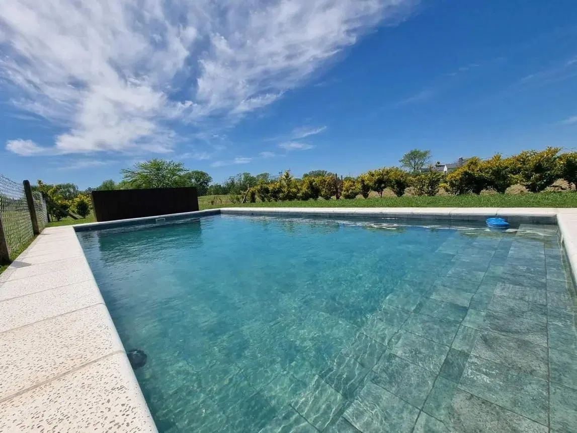 VENTA – IMPRESIONANTE CASA 6 AMBIENTES C/PISCINA – LOTE DE 1.274 M2 1