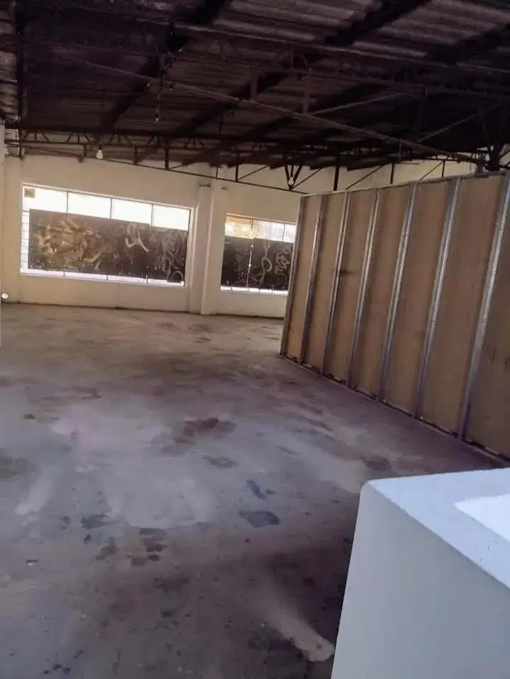 ALQUILER – AMPLIO LOCAL COMERCIAL SOBRE AVENIDA – 2 PLANTAS 3