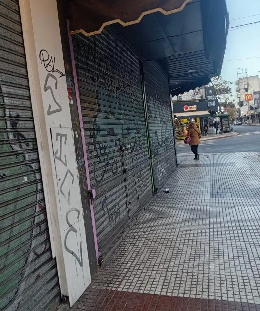 Alquiler - Excelente local comercial en Moron centro 2