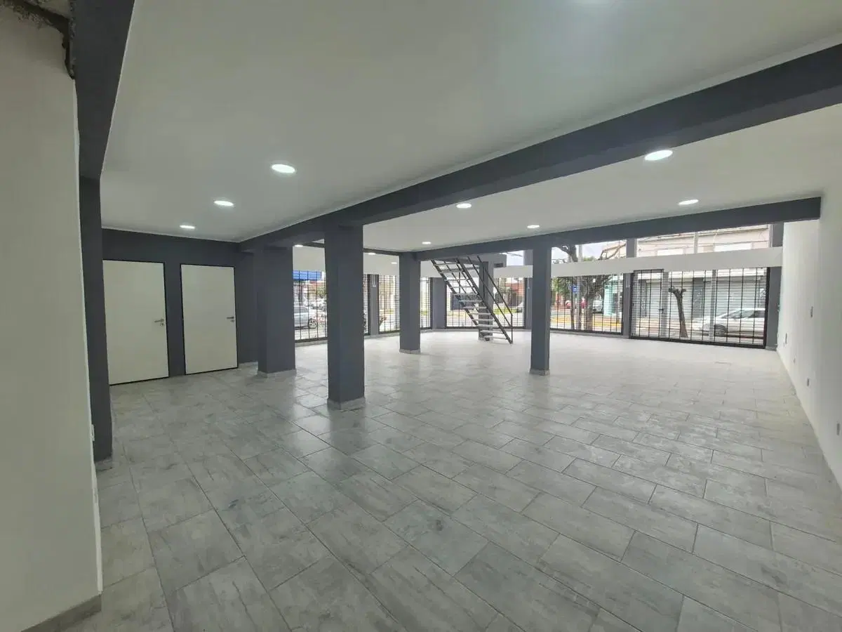 ALQUILER – EXCELENTE LOCAL COMERCIAL EN ESQUINA A ESTRENAR – DOS PLANTAS 4