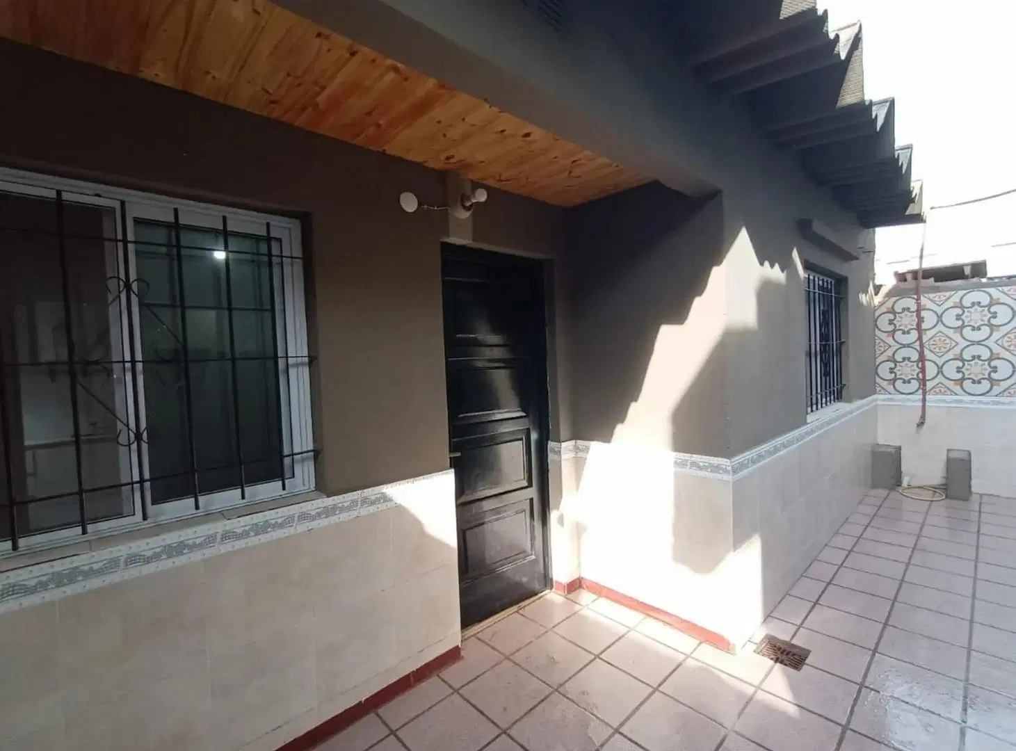 ALQUILER - DEPARTAMENTO 2 AMBIENTES C/PATIO - VILLA LUZURIAGA 2