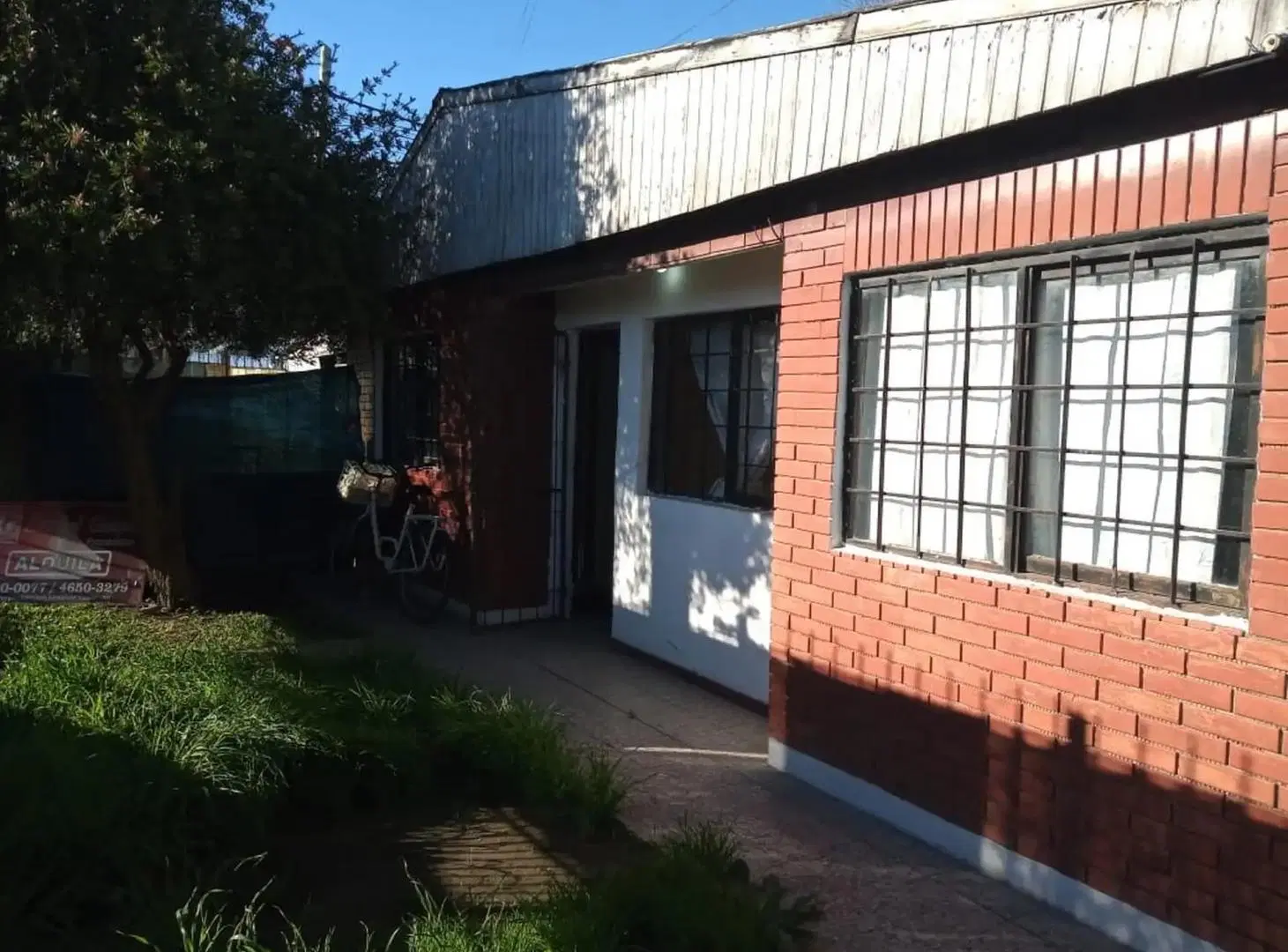 ALQUILER - CASA 3 AMBIENTES CON JARDIN Y ENTRADA DE AUTO 1