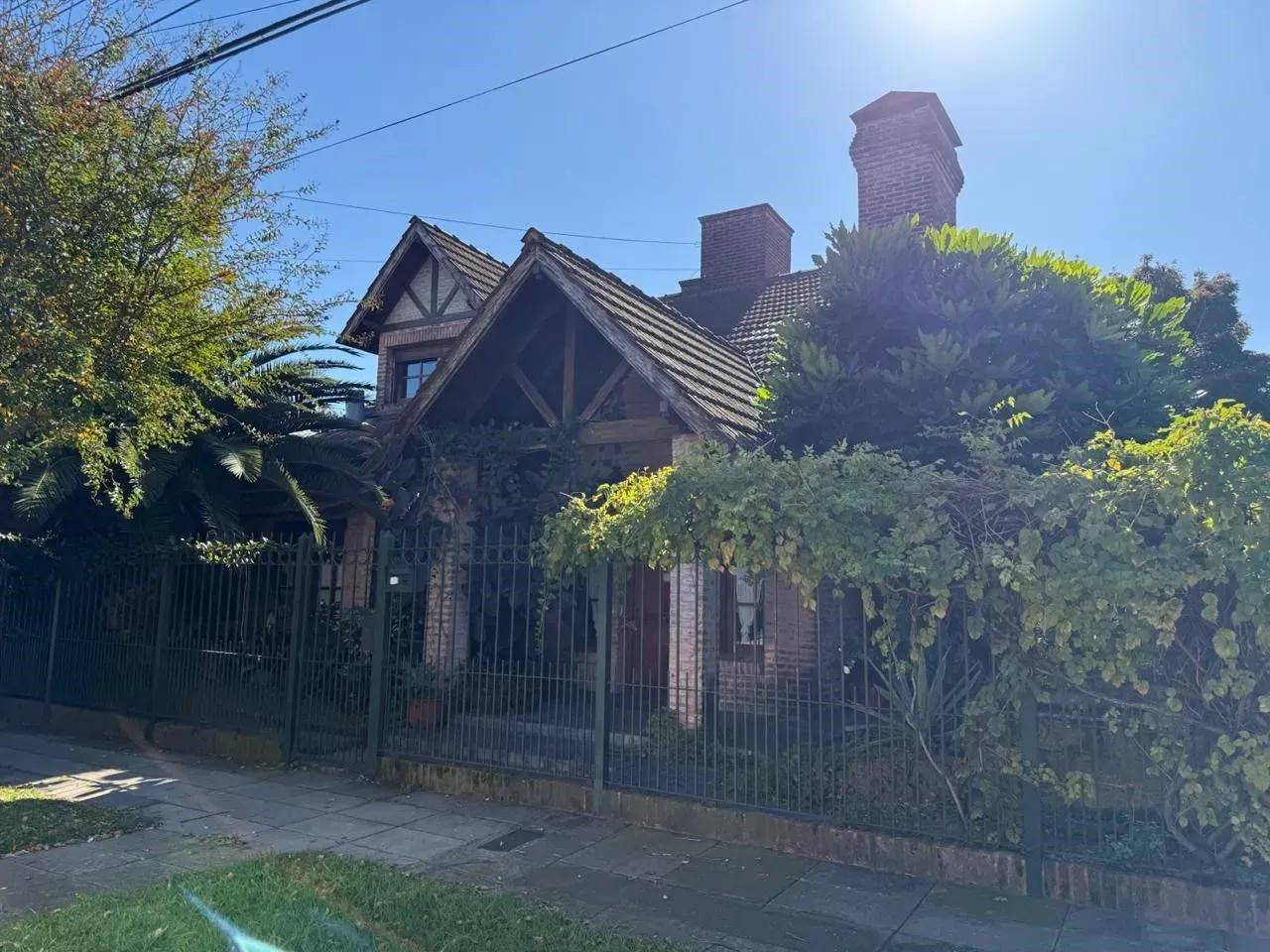 Foto de VENTA – GRAN CASA 8 AMBIENTES EN LOTE PROPIO – APTO CRÉDITO, imagen 2