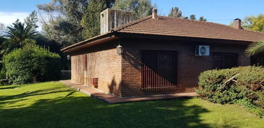 DUEÑO PERMUTA POR PROPIEDAD EN CABA DE MAYOR O MENOR VALOR EXCELENTE UBICACION Y SOLIDA CONSTRUCCION 2