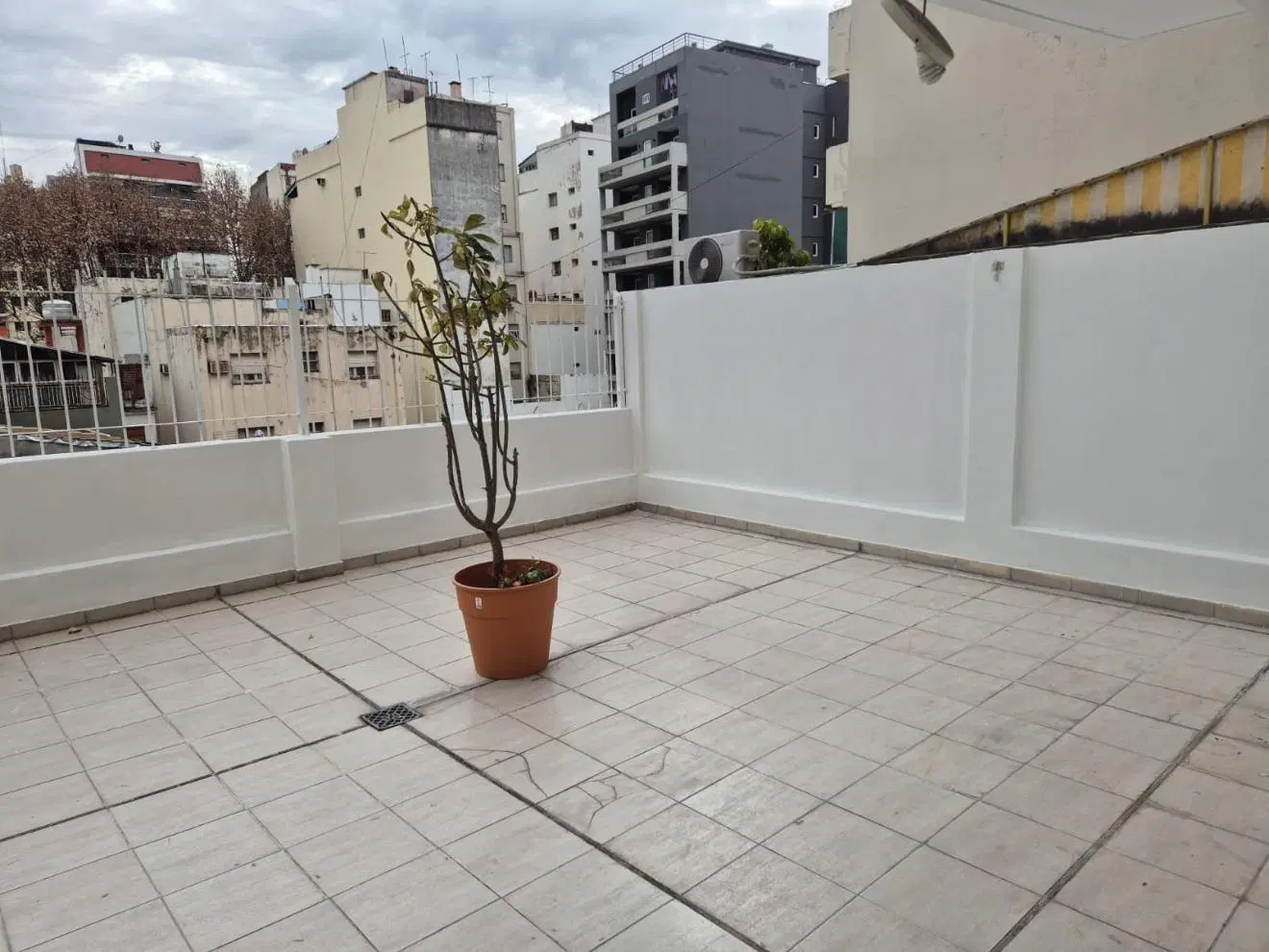 2 ambientes muy grande con BALCON ATERRAZADO EN UN SEGUNDO PISO (al contrafrente vista abierta, orie 2