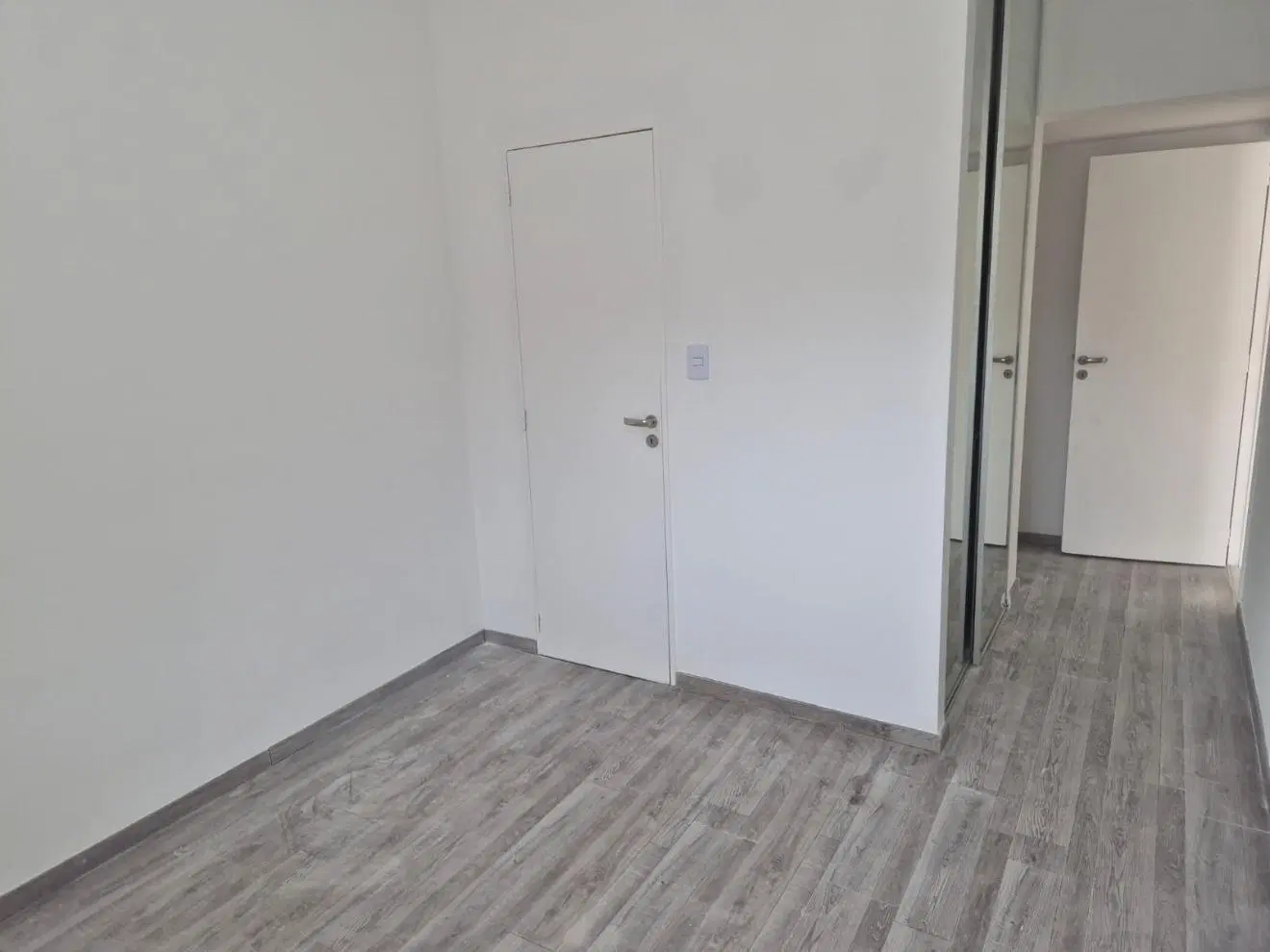 2 ambientes muy grande con BALCON ATERRAZADO EN UN SEGUNDO PISO (al contrafrente vista abierta, orie 8