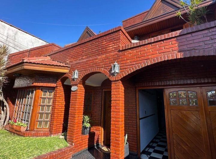 Venta casa 4 amb.  quincho pileta parque Quilmes 2