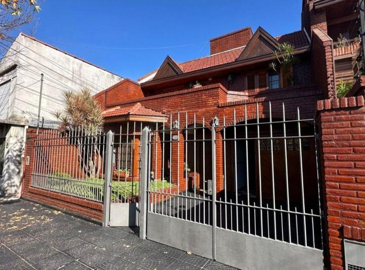 Venta casa 4 amb.  quincho pileta parque Quilmes 5