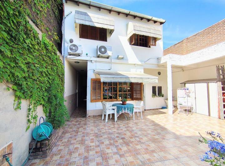 VENTA 2 CASAS 5 AMB. AVELLANEDA FONDO LIBRE GARAGE 2