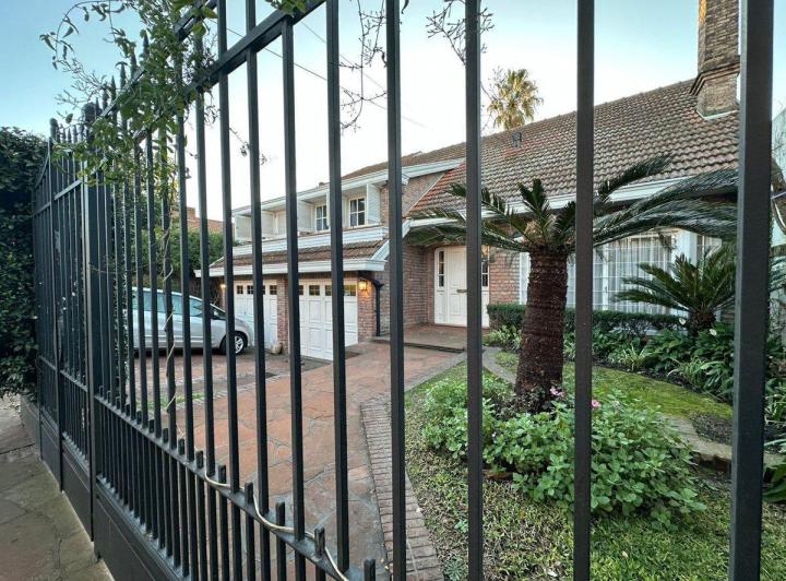 VENTA CASA 7 AMBIENTES 4 COCHERAS EN QUILMES 1