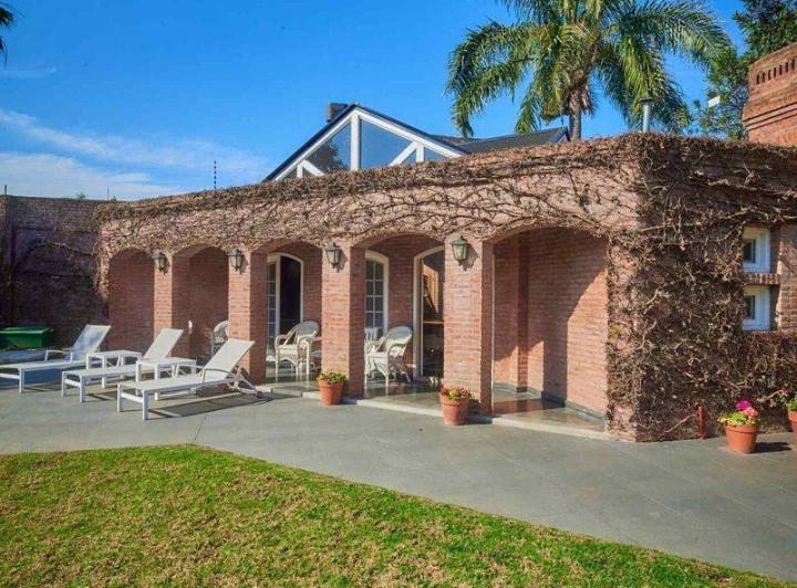 VENTA CASA 7 AMBIENTES PISCINA COCHERA QUILMES 5