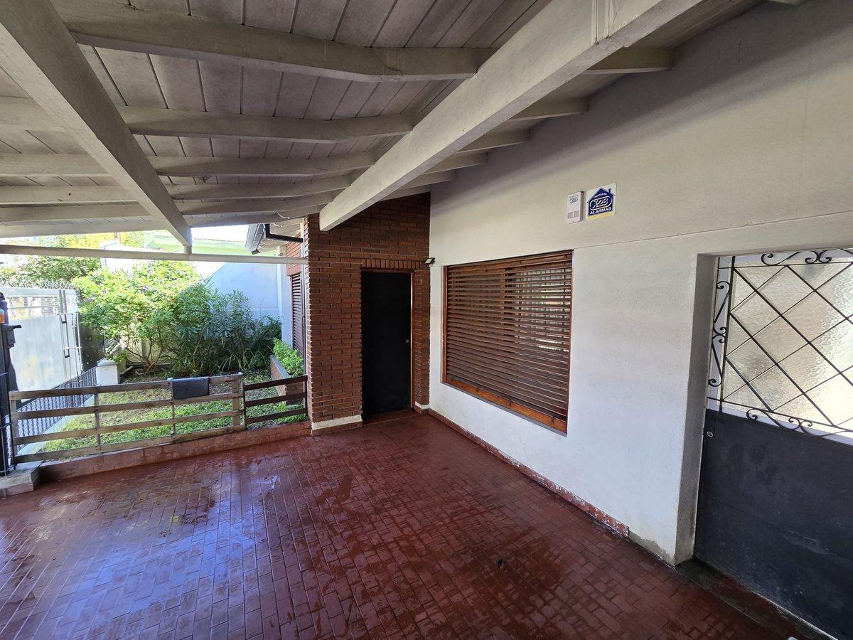 VENTA CASA 4 AMBIENTES C/PATIO, BERNAL.