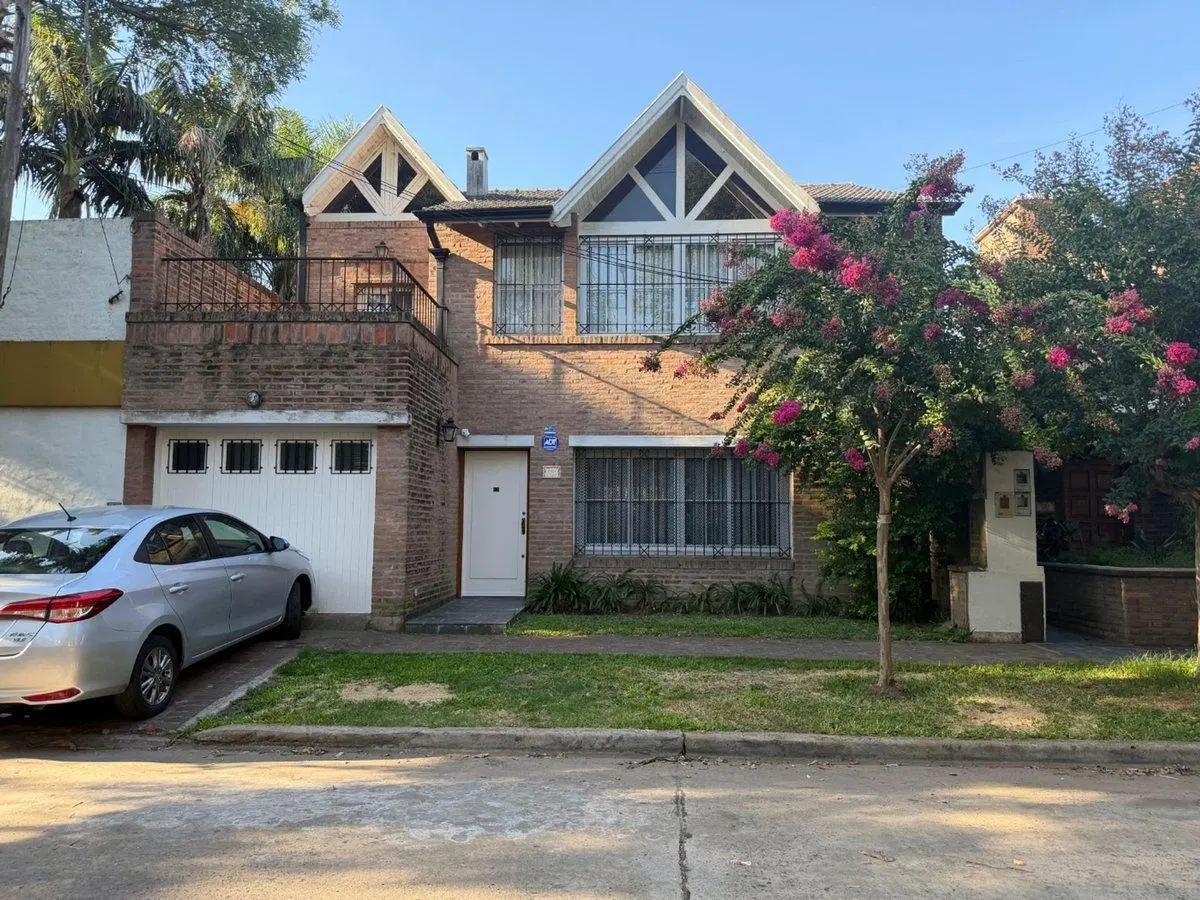 VENTA CASA 4 AMBIENTES CON COCHERA EN DON BOSCO 2