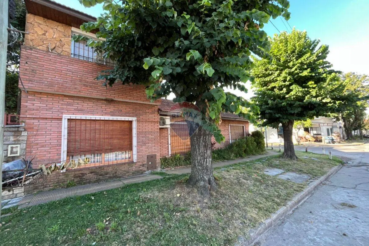 CASA EN VENTA 4 AMB CON COCHERA Y QUINCHO 3