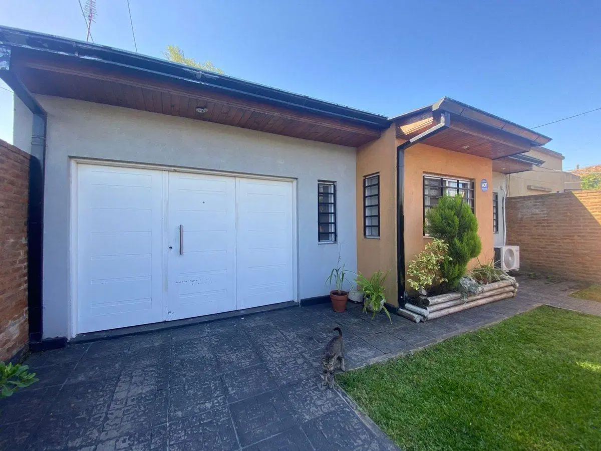 VENTA CASA 4 AMB. C/ PILETA Y PARQUE. QUILMES. 2