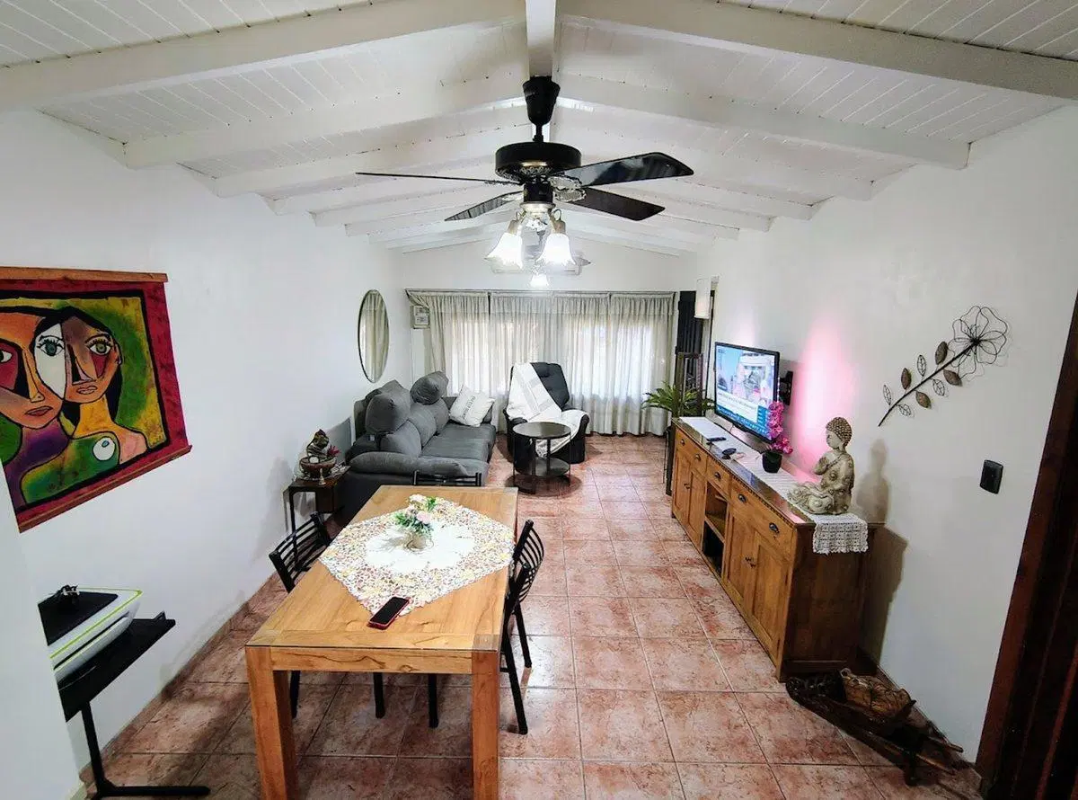 VENTA CASA 4 AMBIENTES BERNAL COCHERA  FONDO LIBRE 4