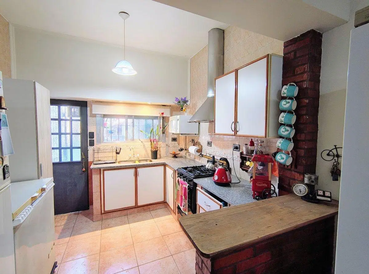 VENTA CASA 4 AMBIENTES BERNAL COCHERA  FONDO LIBRE 3