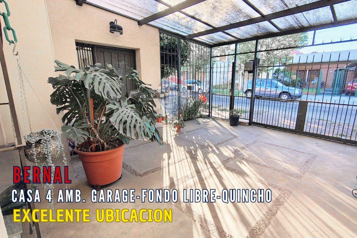 VENTA CASA 4 AMBIENTES BERNAL COCHERA FONDO LIBRE