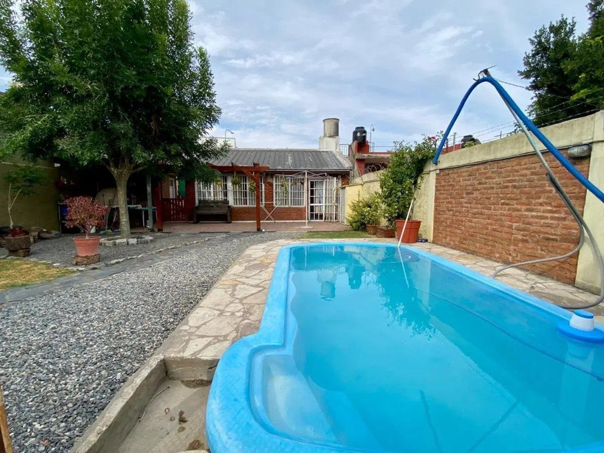 VENTA CASA 4 AMB. BERAZATEGUI C/PARQUE Y PILETA. 3
