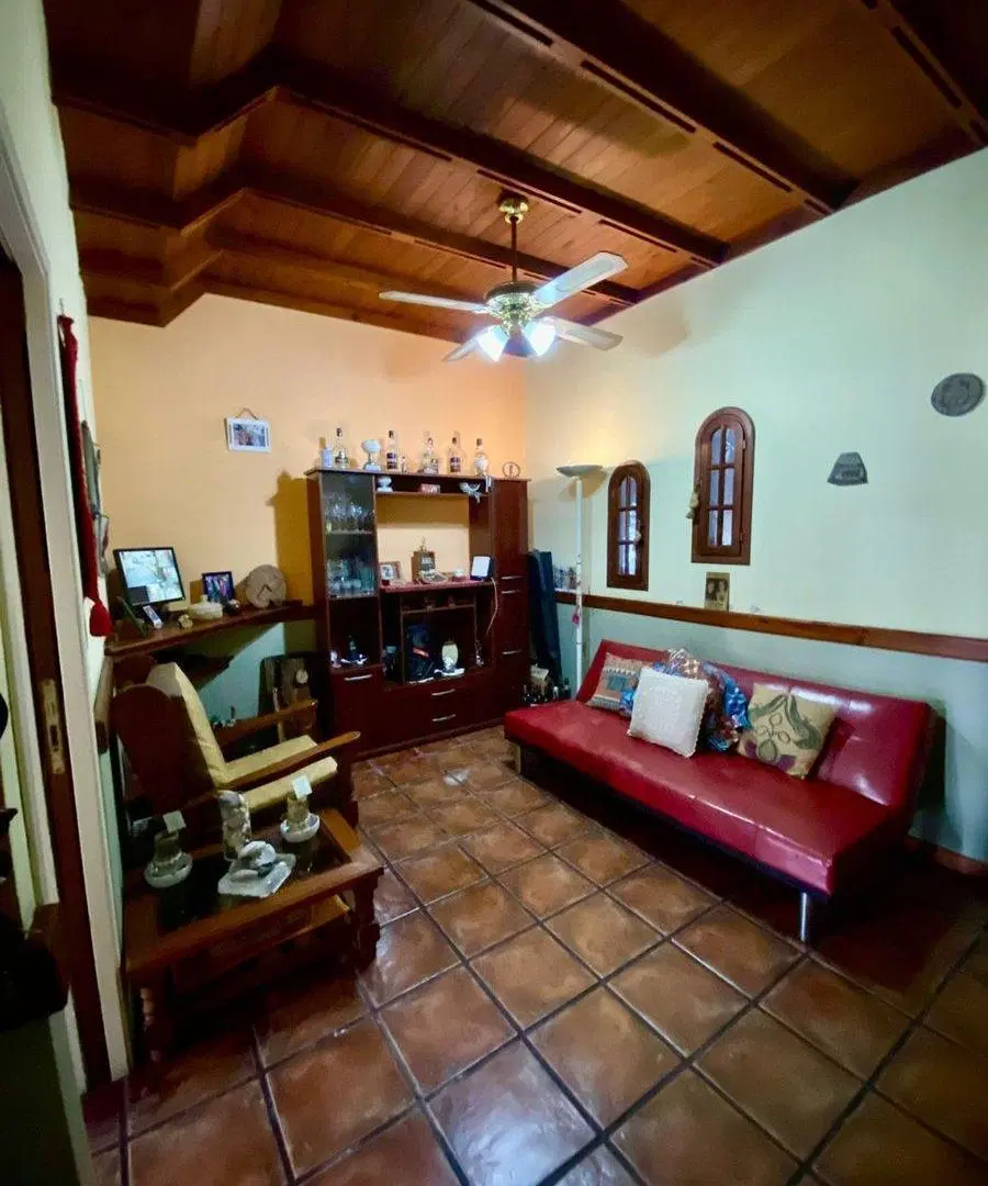 VENTA CASA 4 AMB. BERAZATEGUI C/PARQUE Y PILETA. 4