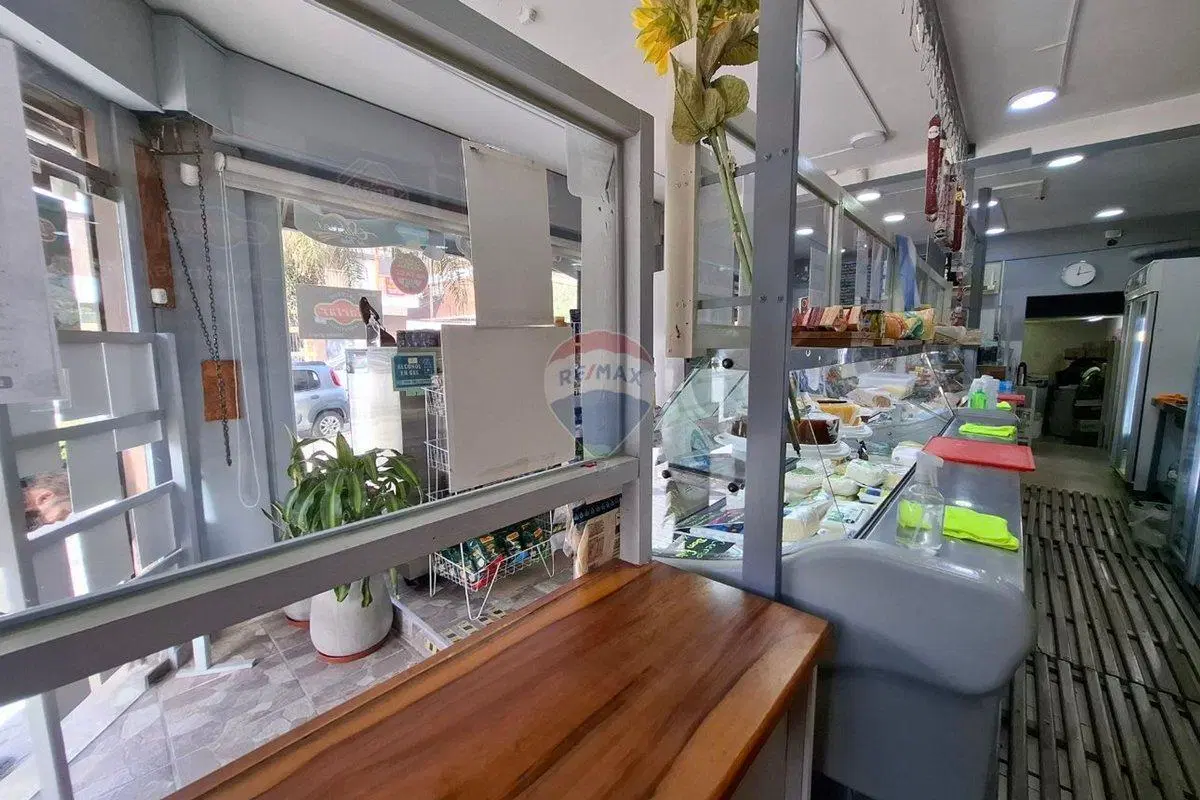 LOCAL EN VENTA SOBRE ESQUINA QUILMES OESTE 5