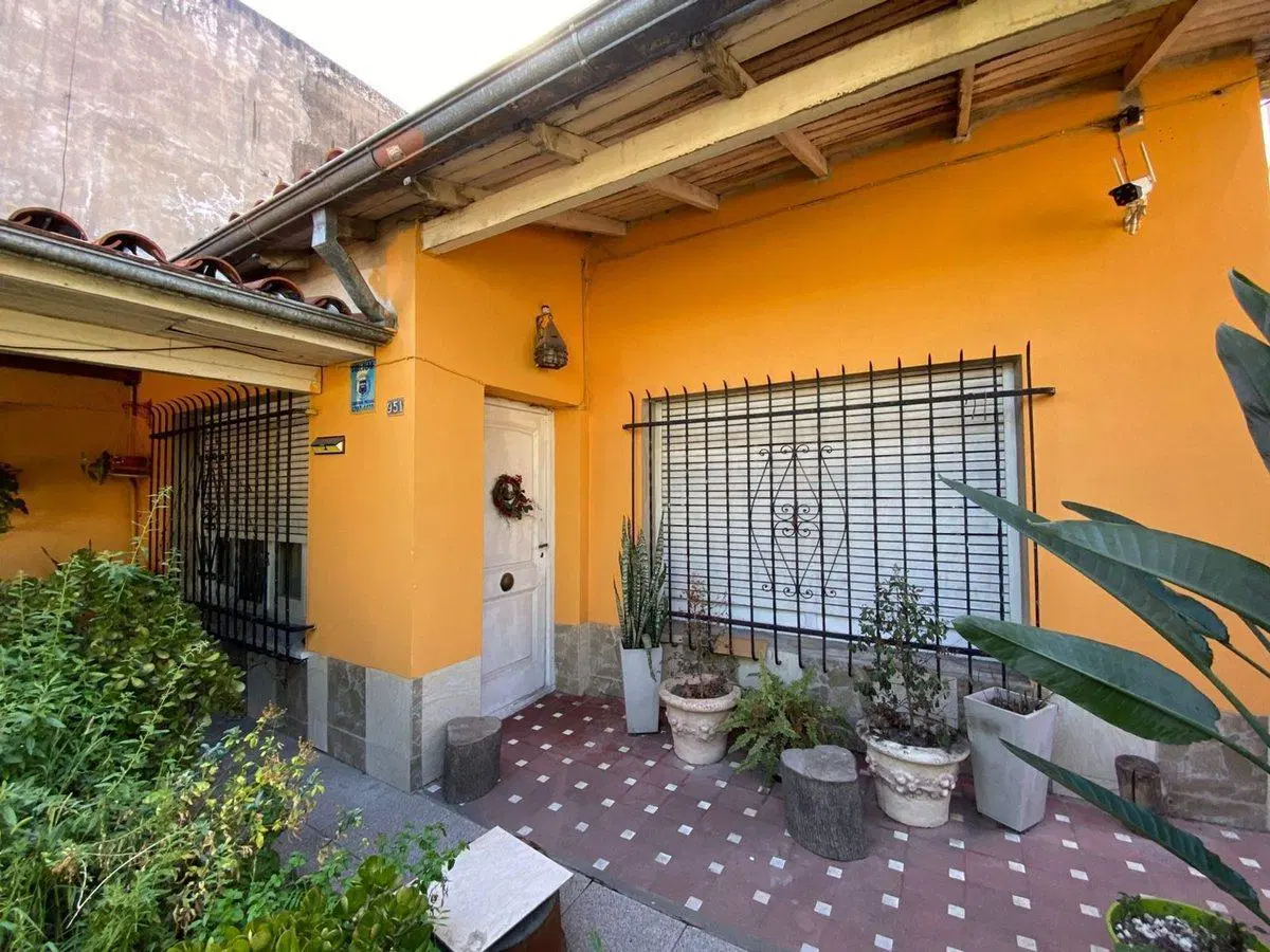 VENTA CASA 3 AMBIENTES CON COCHERA BERNAL OESTE 3