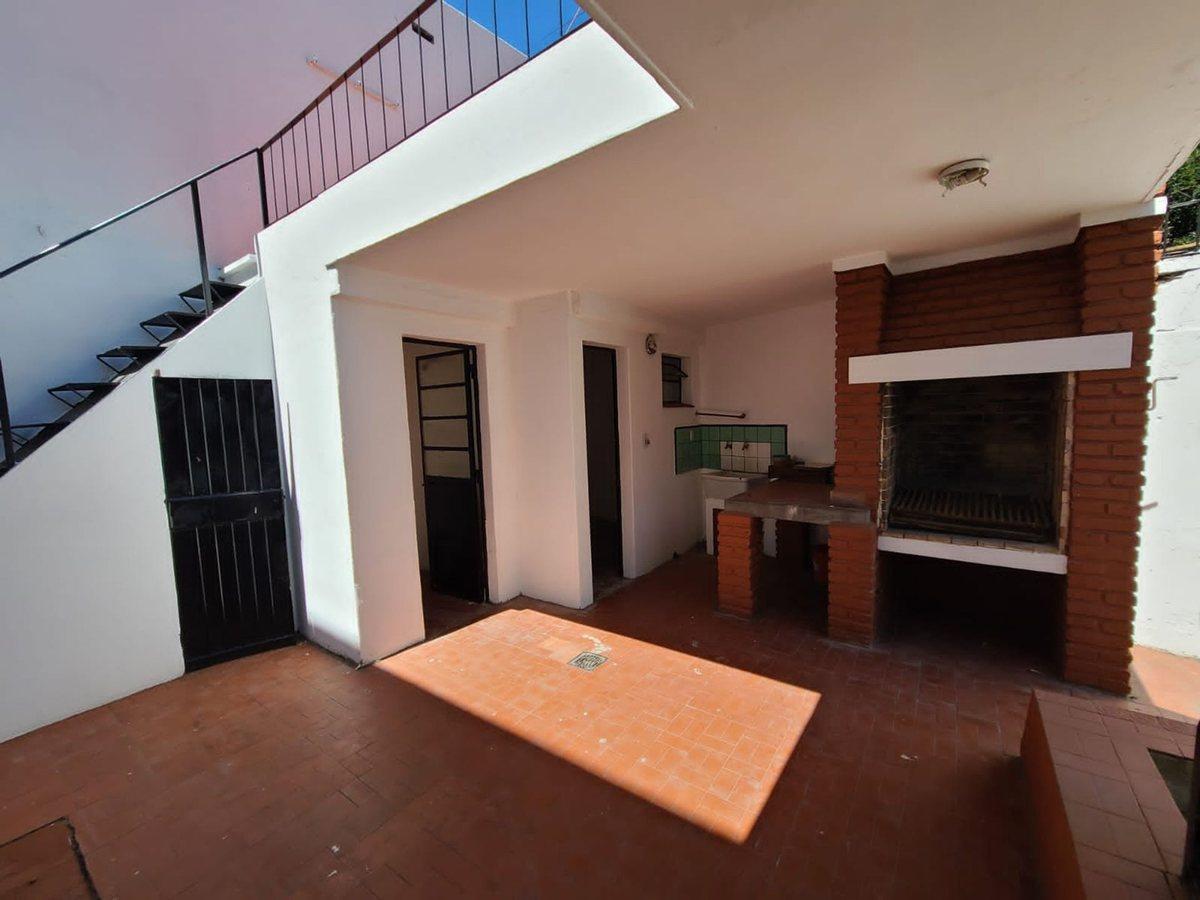 CASA 5 AMBIENTES EN BERNAL CENTRO EN VENTA