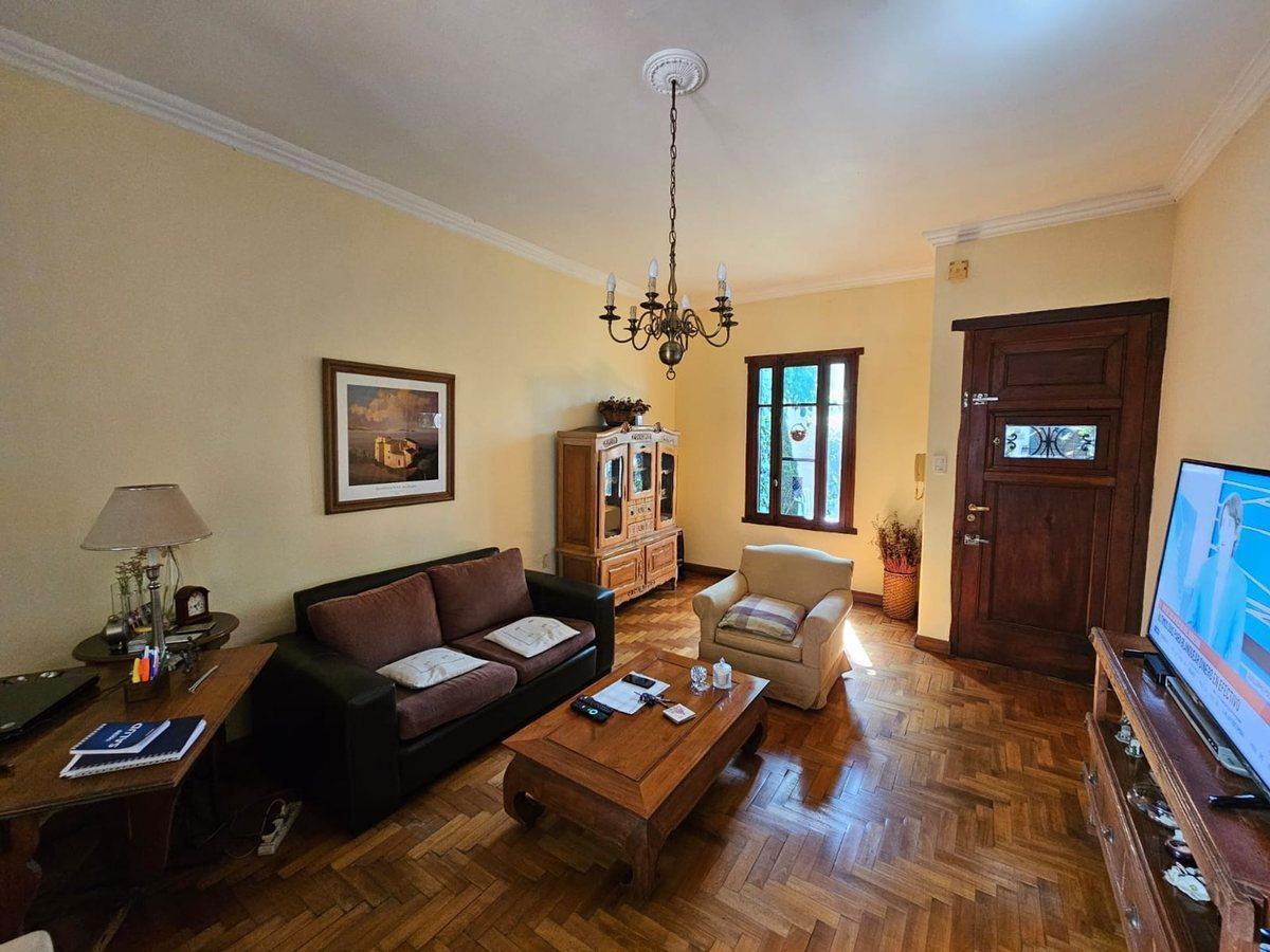 VENTA CASA 3 AMBIENTES CON PATIO Y COCHERA QUILMES
