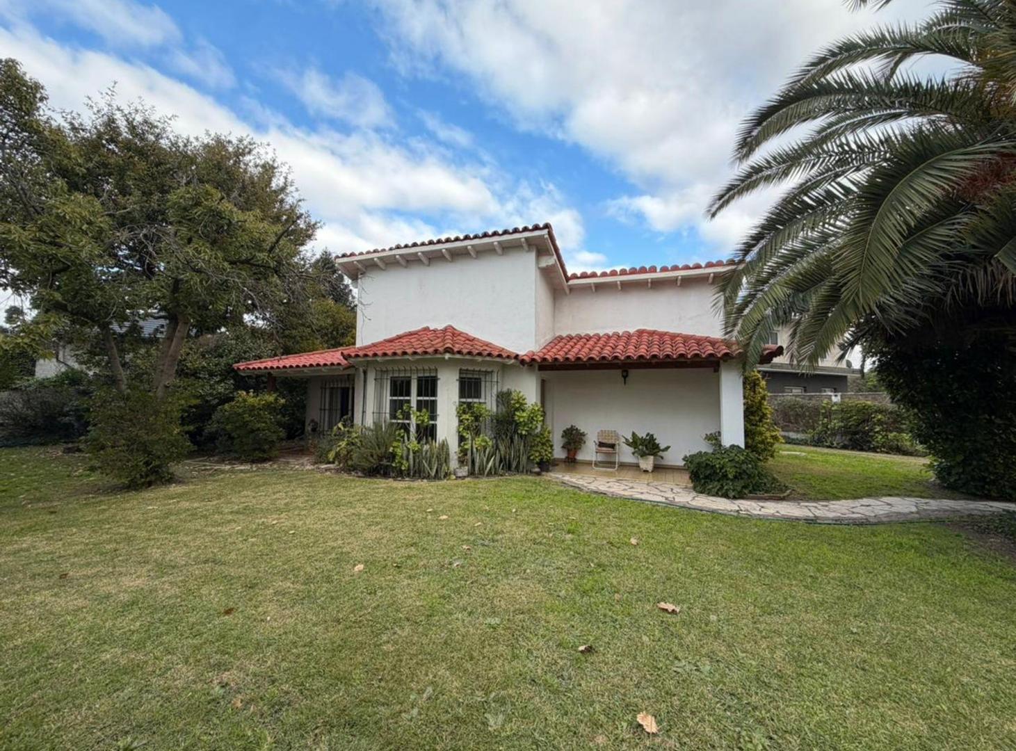 VENTA CASA 4 AMBIENTES CON PARQUE EN BOSQUES