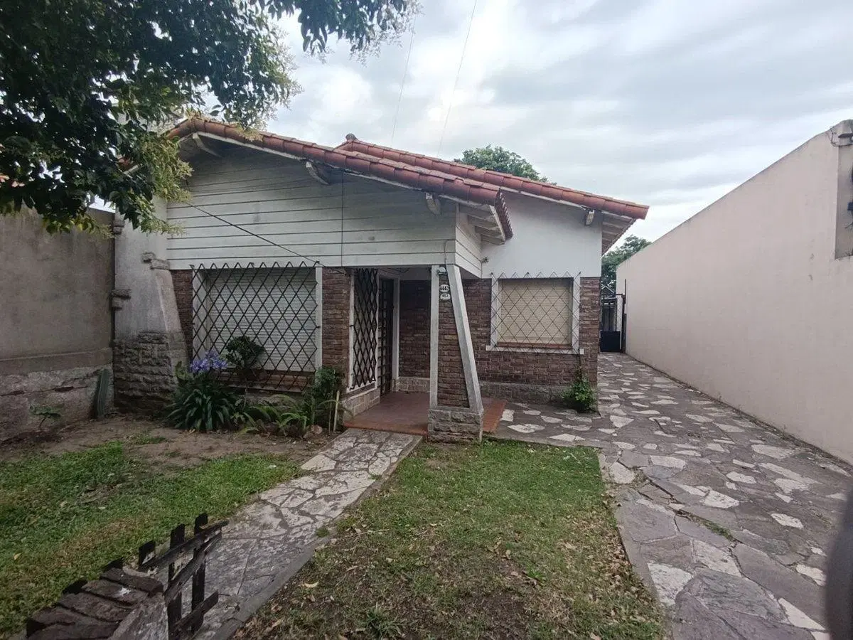 VENTA CASA CON JARDIN Y COCHERA BERAZATEGUI CENTRO 2