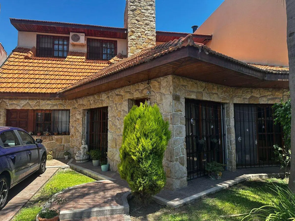 VENTA CASA 4 AMB. C/ PILETA CLIMATIZADA Y PARQUE. 2