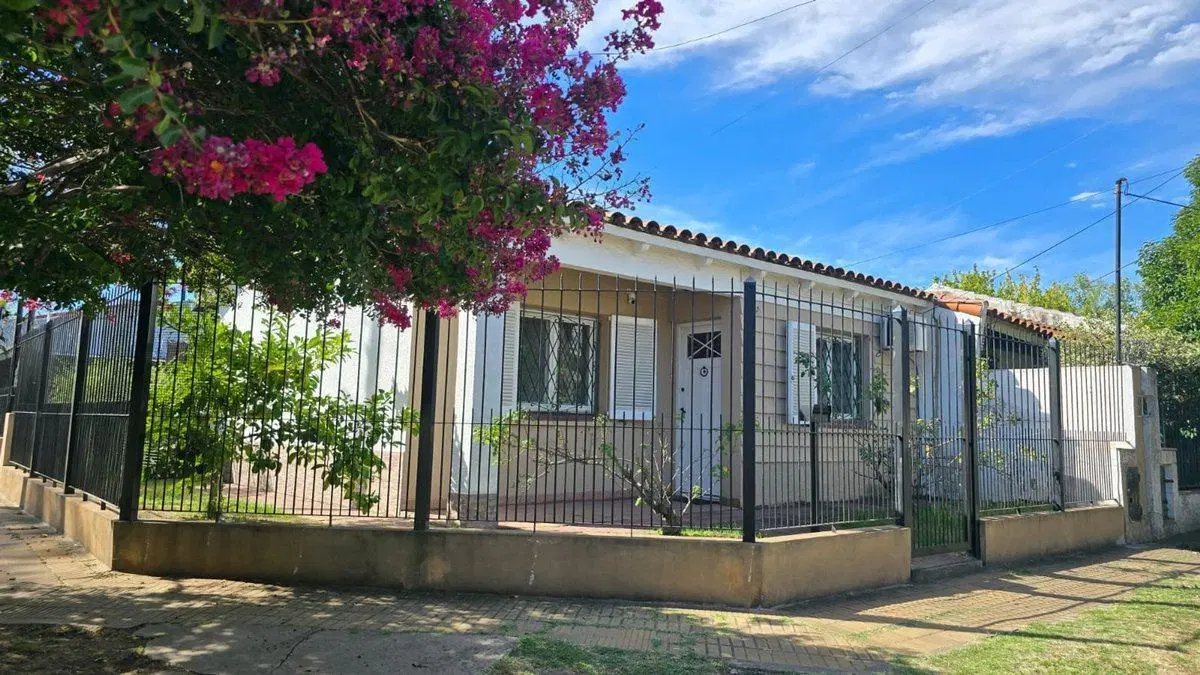 VENTA CASA 3 AMBIENTES CON COCHERA EN QUILMES 3