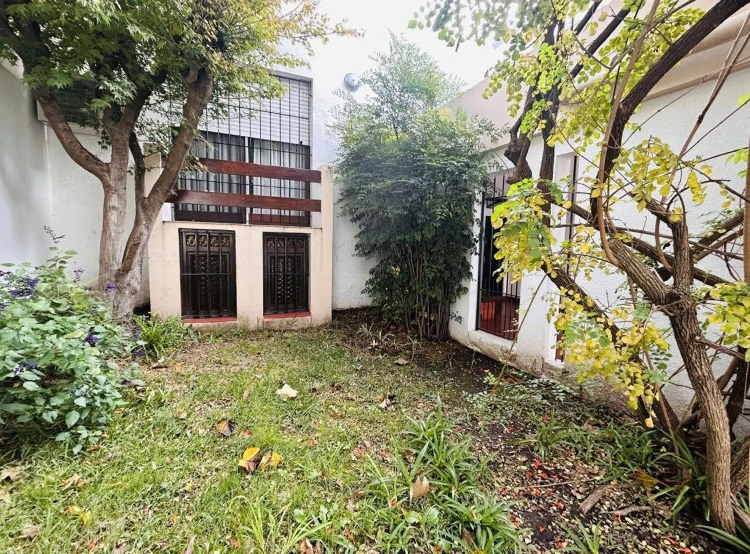VENTA CASA 4 AMBIENTES  2 PLANTAS  COCHERA QUILMES 4