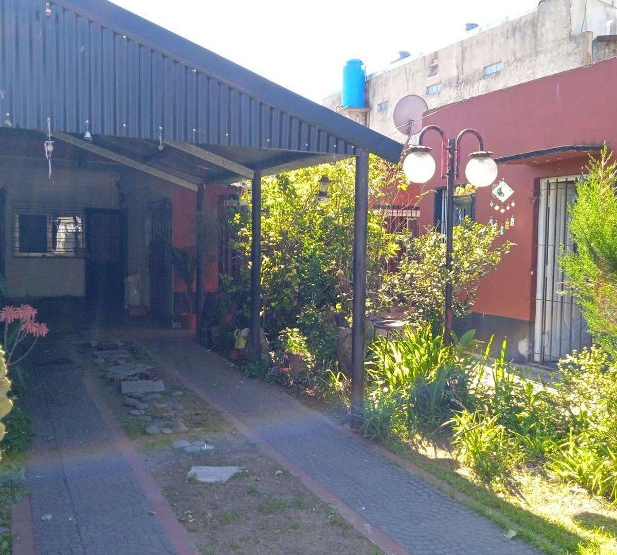 VENTA CASA 4 AMBIENTES + DEPTO EN BERAZATEGUI