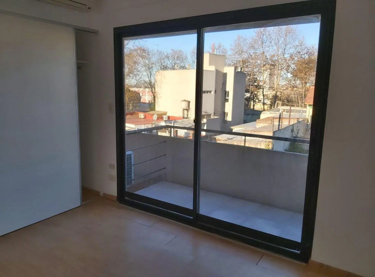 Venta departamento dos amb en Bernal con cochera 5