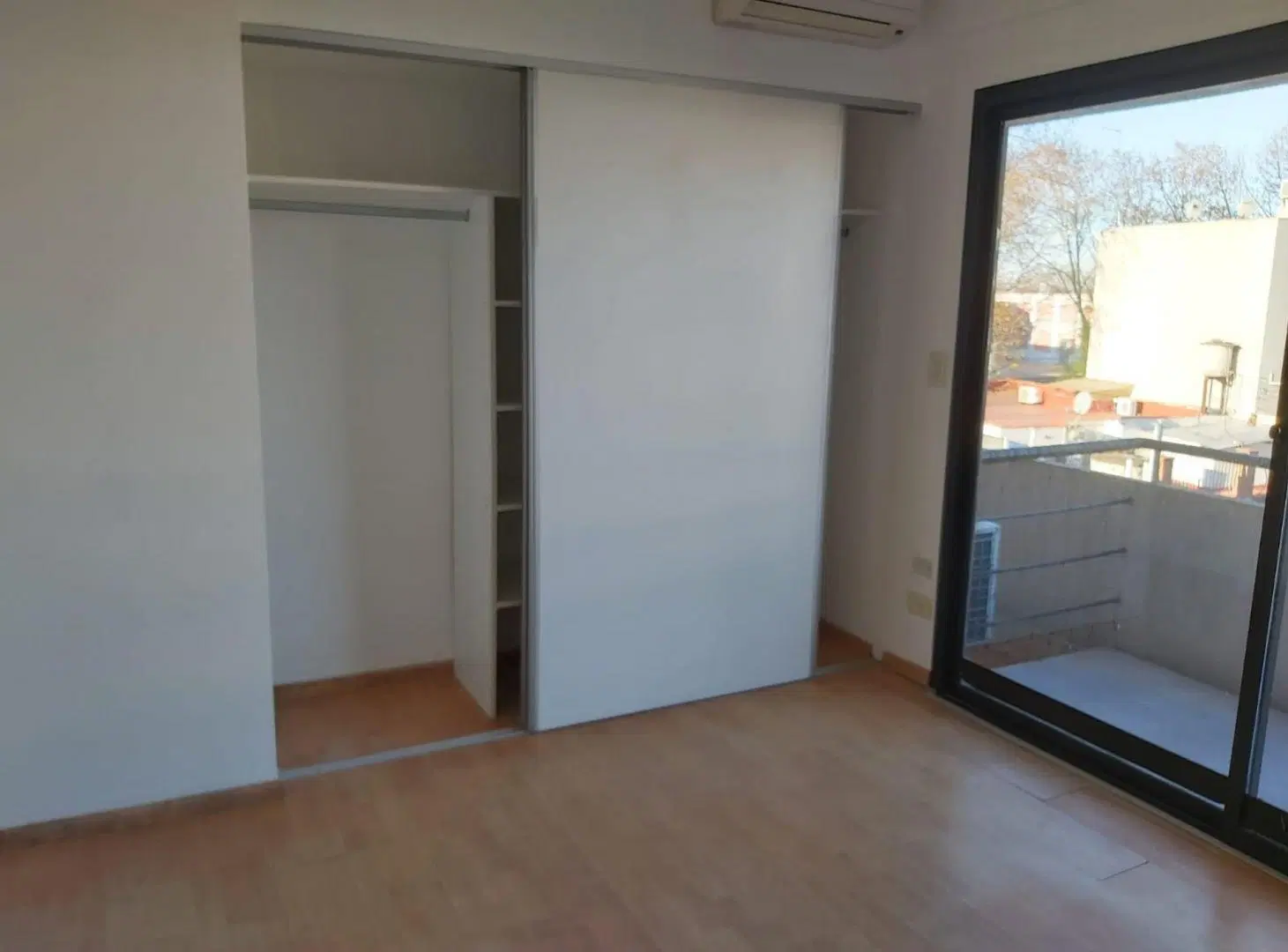 Venta departamento dos amb en Bernal con cochera 4