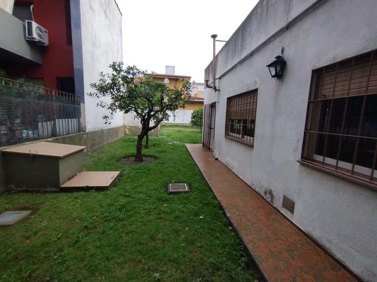 Casa 5  ambientes en venta con cochera en Bernal 2