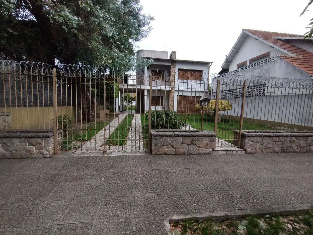 Casa 5  ambientes en venta con cochera en Bernal 2
