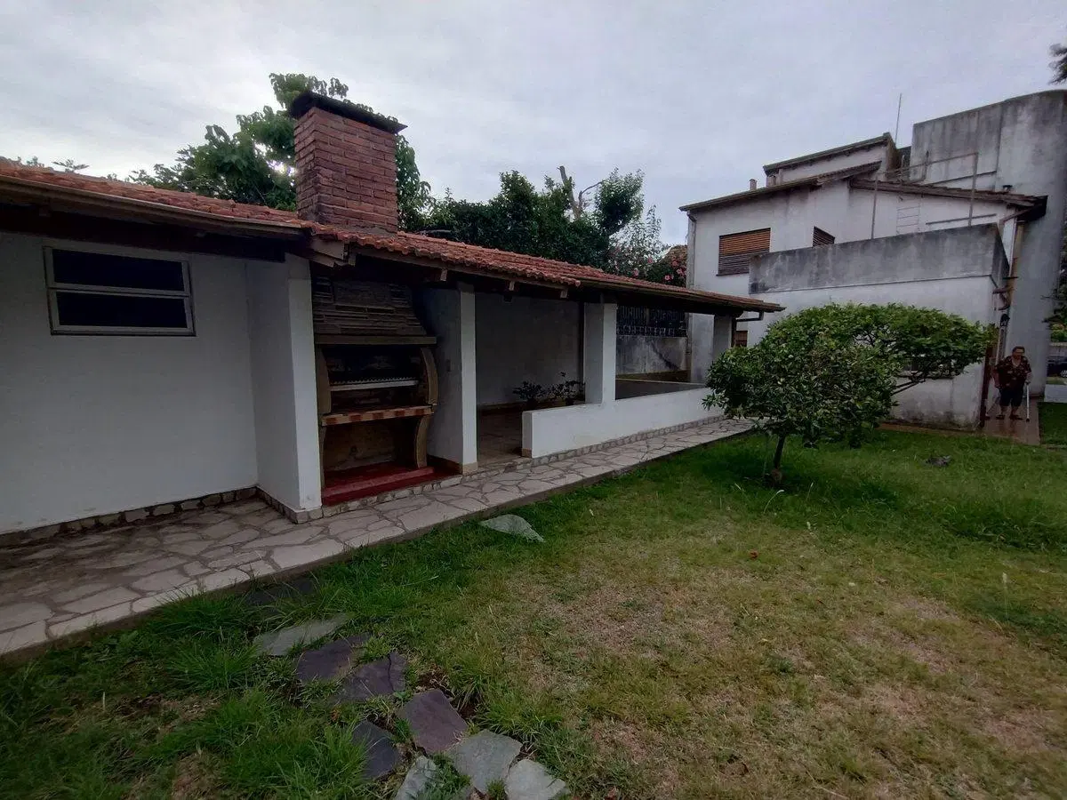 Casa 5  ambientes en venta con cochera en Bernal 5